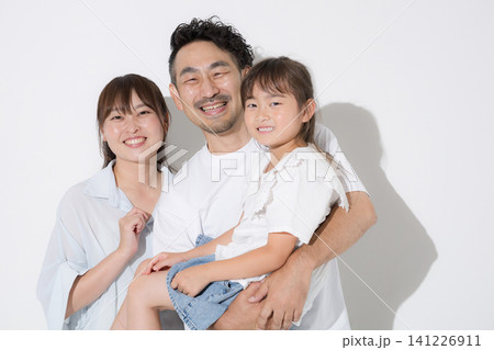 白背景で仲良し笑顔の家族・幸せなファミリーライフと健康的な暮らし　半袖夏休みイメージカメラ目線 141226911
