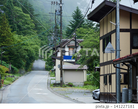 夏の観光地奥飛騨温泉街の町並みの風景 夏の観光地奥飛騨温泉街の町並みの風景 141227181