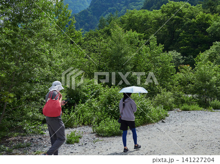 夏の観光名所上高地の風景を楽しむ観光客の姿と美しい上高地の風景 夏の観光名所上高地の風景を楽しむ観光客の姿と美しい上高地の風景 141227204