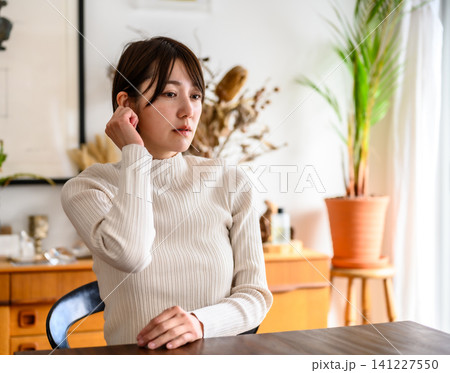 部屋で考え事をする女性 部屋で考え事をする女性 141227550