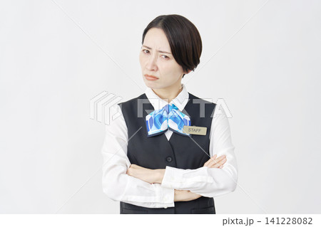怒る女性スタッフ 受付嬢・銀行員 白背景 怒る女性スタッフ 受付嬢・銀行員 白背景 141228082
