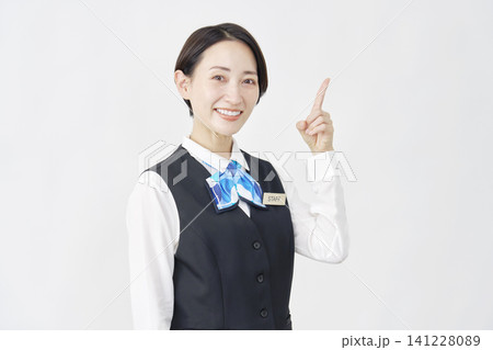 右側を指差す女性スタッフ 受付嬢・銀行員 白背景 右側を指差す女性スタッフ 受付嬢・銀行員 白背景 141228089