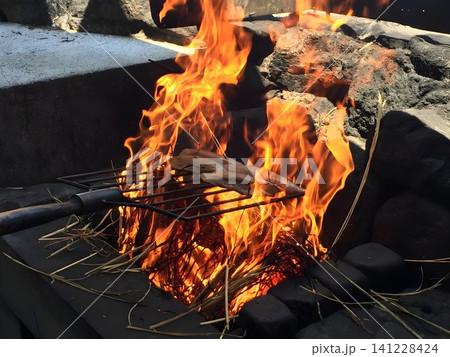 炎が立ち上るカツオの藁焼き調理風景 炎が立ち上るカツオの藁焼き調理風景 141228424