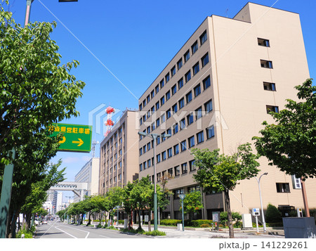 青森合同庁舎の建物と青森県営駐車場入り口の案内看板の風景 青森合同庁舎の建物と青森県営駐車場入り口の案内看板の風景 141229261