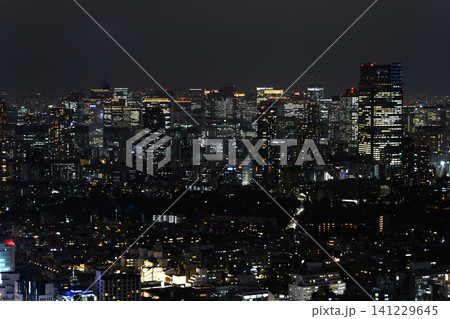 夜景の都市ビル群 141229645