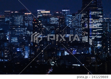 夜景高層ビル群の灯り 141229669