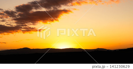 夏の北海道美瑛町の丘から見たオレンジ色に染まる日没間近の夕陽 夏の北海道美瑛町の丘から見たオレンジ色に染まる日没間近の夕陽 141230629
