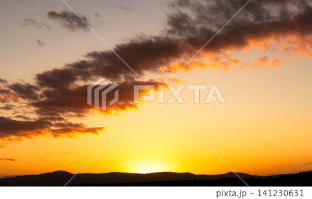 夏の北海道美瑛町の丘から見たオレンジ色に染まる日没間近の夕陽 夏の北海道美瑛町の丘から見たオレンジ色に染まる日没間近の夕陽 141230631