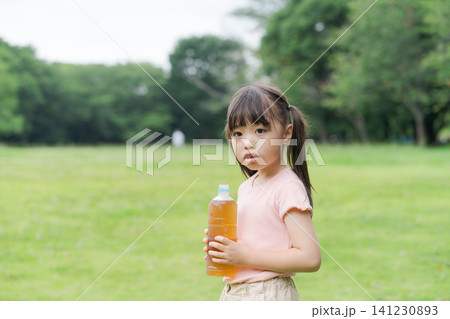 水分補給をする女の子 水分補給をする女の子 141230893