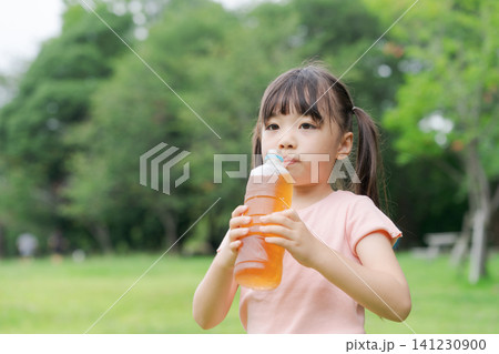 水分補給をする女の子 水分補給をする女の子 141230900