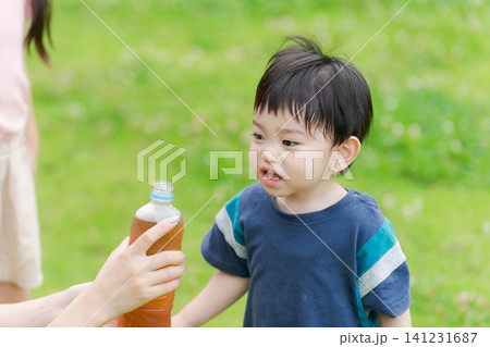 水分補給をする男の子 水分補給をする男の子 141231687
