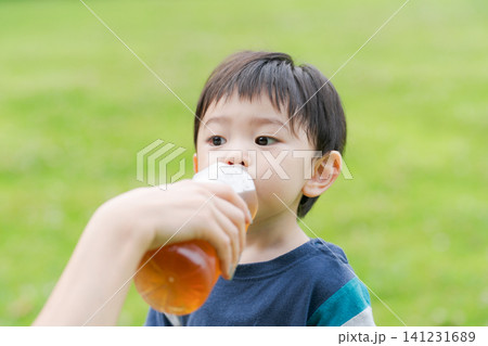 水分補給をする男の子 141231689
