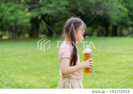 水分補給をする女の子 水分補給をする女の子 141232028