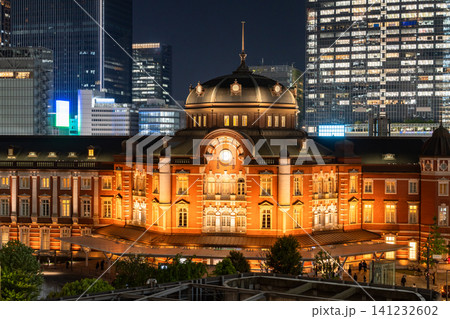 東京駅丸の内駅舎と高層ビル群の夜景 141232602