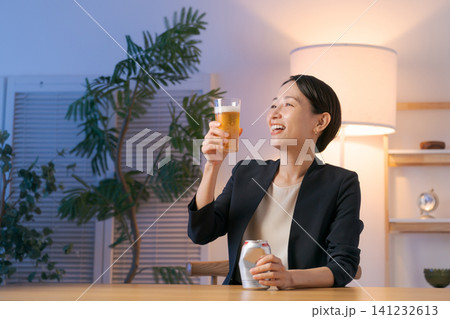 ビールを飲むスーツの女性 ビールを飲むスーツの女性 141232613