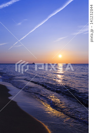 青空から夕焼けへ移り変わる海岸の夕景 青空から夕焼けへ移り変わる海岸の夕景 141232844