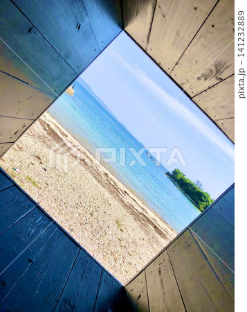 三河湾の島・佐久島の額縁のような窓から見える美しい海 三河湾の島・佐久島の額縁のような窓から見える美しい海 141232889