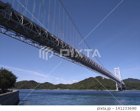 しまなみ海道 大島大橋を見上げる青空の風景(愛媛県今治市) しまなみ海道 大島大橋を見上げる青空の風景(愛媛県今治市) 141233690