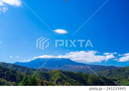 【紅葉素材】秋の開田高原九蔵峠から見る雲をかぶった御嶽山【長野県】 141233943
