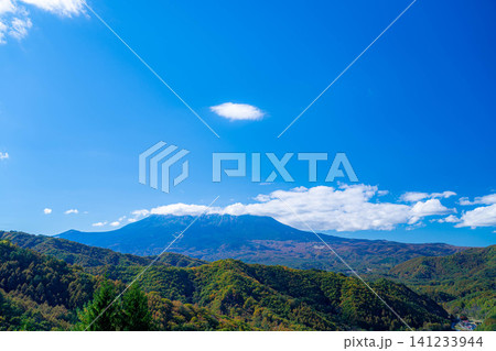 【紅葉素材】秋の開田高原九蔵峠から見る雲をかぶった御嶽山【長野県】 【紅葉素材】秋の開田高原九蔵峠から見る雲をかぶった御嶽山【長野県】 141233944