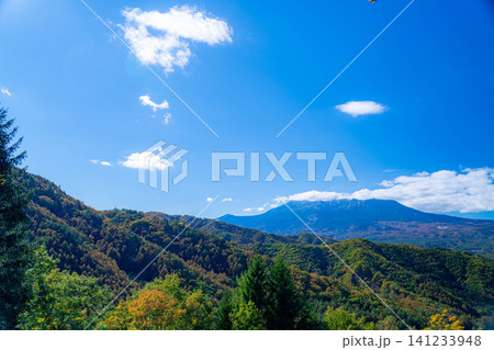 【紅葉素材】秋の開田高原九蔵峠から見る雲をかぶった御嶽山【長野県】 【紅葉素材】秋の開田高原九蔵峠から見る雲をかぶった御嶽山【長野県】 141233948