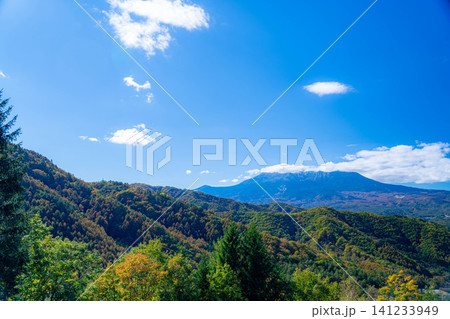 【紅葉素材】秋の開田高原九蔵峠から見る雲をかぶった御嶽山【長野県】 141233949