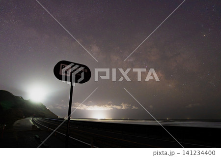 御前崎市の灯台周辺から見る星空(静岡県) 141234400