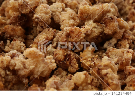 鶏の唐揚げのクローズアップ写真。日本のフライドチキン 鶏の唐揚げのクローズアップ写真。日本のフライドチキン 141234494