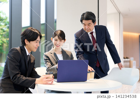 オフィスで打ち合わせをするビジネスパーソン オフィスで打ち合わせをするビジネスパーソン 141234538