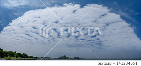 八戸市・蕪島のパノラマ写真。広大な青空とダイナミックな雲の海 八戸市・蕪島のパノラマ写真。広大な青空とダイナミックな雲の海 141234651