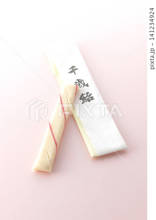 千歳飴をピンク色の背景で撮影 千歳飴をピンク色の背景で撮影 141234924