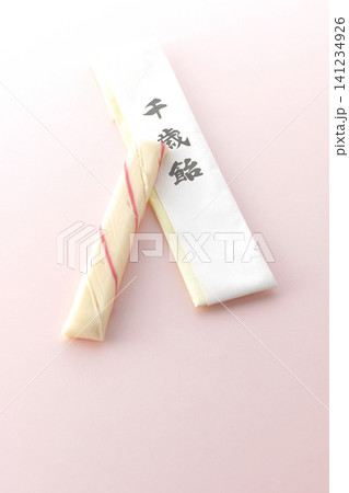 千歳飴をピンク色の背景で撮影 千歳飴をピンク色の背景で撮影 141234926
