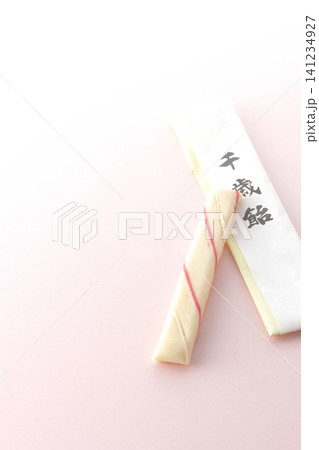 千歳飴をピンク色の背景で撮影 千歳飴をピンク色の背景で撮影 141234927