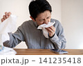ひどい花粉症の症状に悩み、ティッシュで鼻をかむ40代男性 ひどい花粉症の症状に悩み、ティッシュで鼻をかむ40代男性 141235418