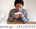 ひどい花粉症の症状に悩み、ティッシュで鼻をかむ40代男性 ひどい花粉症の症状に悩み、ティッシュで鼻をかむ40代男性 141235419
