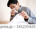 ひどい花粉症の症状に悩み、ティッシュで鼻をかむ40代男性 ひどい花粉症の症状に悩み、ティッシュで鼻をかむ40代男性 141235420