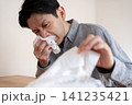 ひどい花粉症の症状に悩み、ティッシュで鼻をかむ40代男性 ひどい花粉症の症状に悩み、ティッシュで鼻をかむ40代男性 141235421
