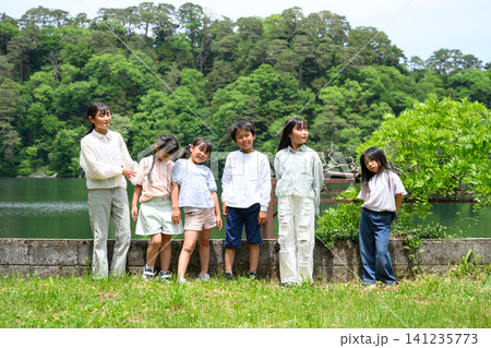 過疎地の小学校に通う仲良しの小学生グループ 過疎地の小学校に通う仲良しの小学生グループ 141235773