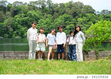 過疎地の小学校に通う仲良しの小学生グループ 過疎地の小学校に通う仲良しの小学生グループ 141235810