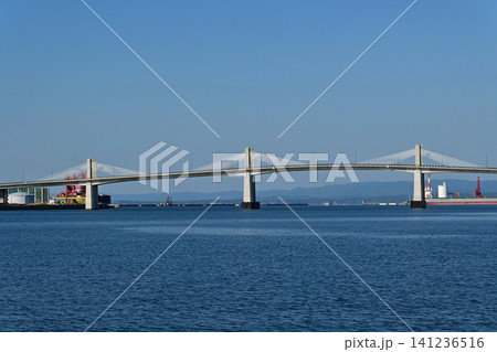 快晴の小名浜港に架かる小名浜マリンブリッジの美しい全景と青い海 141236516