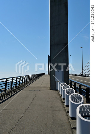 快晴の小名浜マリンブリッジ一般開放で撮影した誰もいない歩道とライトアップ照明設備の縦構図 快晴の小名浜マリンブリッジ一般開放で撮影した誰もいない歩道とライトアップ照明設備の縦構図 141236543