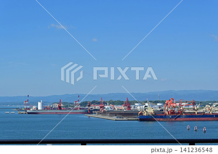 快晴の小名浜マリンブリッジ頂上から望む大型貨物船とガントリークレーンの美しい港湾風景 快晴の小名浜マリンブリッジ頂上から望む大型貨物船とガントリークレーンの美しい港湾風景 141236548