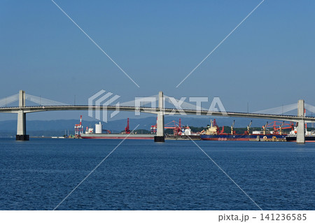 快晴の小名浜港に架かる小名浜マリンブリッジの遠景と大型貨物船の港湾風景 快晴の小名浜港に架かる小名浜マリンブリッジの遠景と大型貨物船の港湾風景 141236585