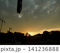 夕暮れの空に浮かぶ雲 141236888