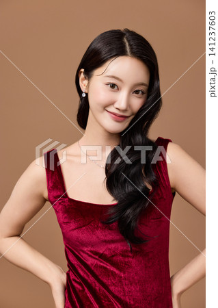 Elegant woman shopping with gift boxes and bags Elegant woman shopping with gift boxes and bags 141237603