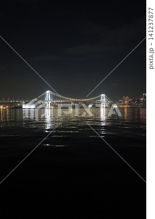 豊洲ぐるり公園から望むレインボーブリッジの夜景(縦位置・コピースペース) 豊洲ぐるり公園から望むレインボーブリッジの夜景(縦位置・コピースペース) 141237877