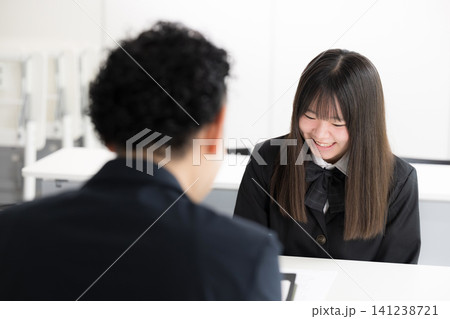 教室で教師と進路相談をする日本人女子高校生 個別面談で将来を笑顔で話し合う塾や学校のイメージ 教室で教師と進路相談をする日本人女子高校生 個別面談で将来を笑顔で話し合う塾や学校のイメージ 141238721