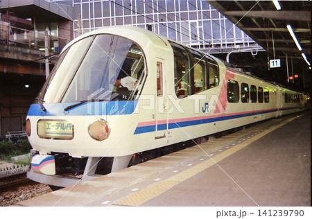 平成レトロなJRリゾート列車エーデル号の駅停車シーン 平成レトロなJRリゾート列車エーデル号の駅停車シーン 141239790