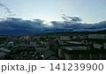 秋の夕暮れに雲に包まれる街 141239900