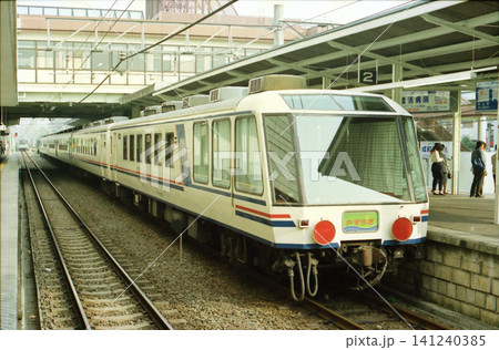 ガラス張りの展望車が特徴的なJRやすらぎと駅風景 ガラス張りの展望車が特徴的なJRやすらぎと駅風景 141240385